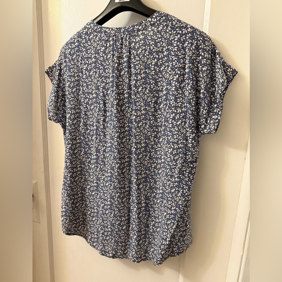 PRETTY BLUE & WHITE GAP V-NECK BLOUSE - Picture 8 of 9